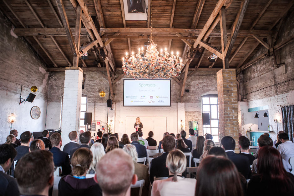 Event Saal mit Bühne, Franziska Kolbe hält Vortrag vor vielen Teilnehmern