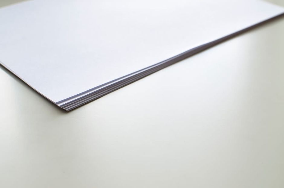 Papier auf Tisch