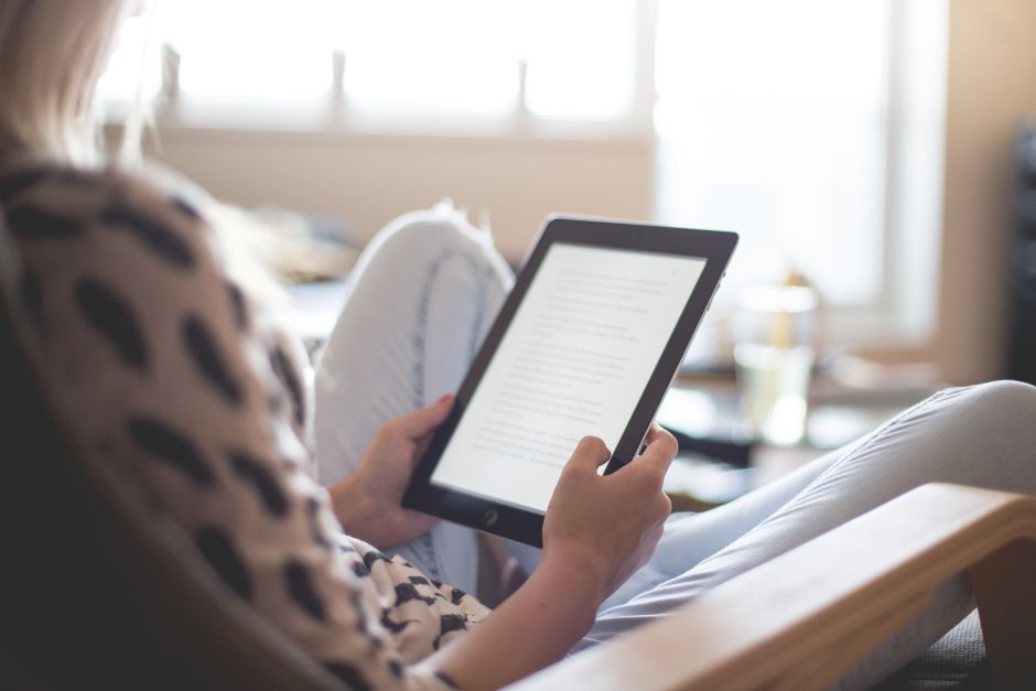 Ragazza che tiene in mano un Kindle