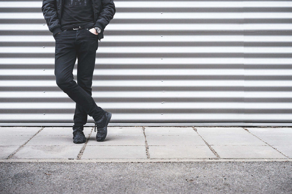 Foto di uomo senza volto in piedi su sfondo a righe