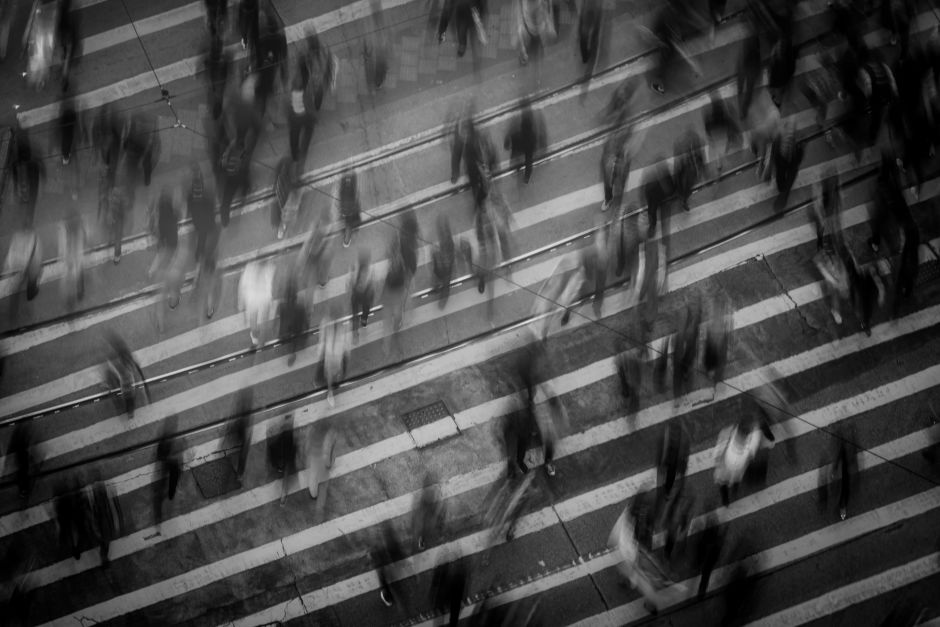 Menschen auf großem Zebrastreifen
