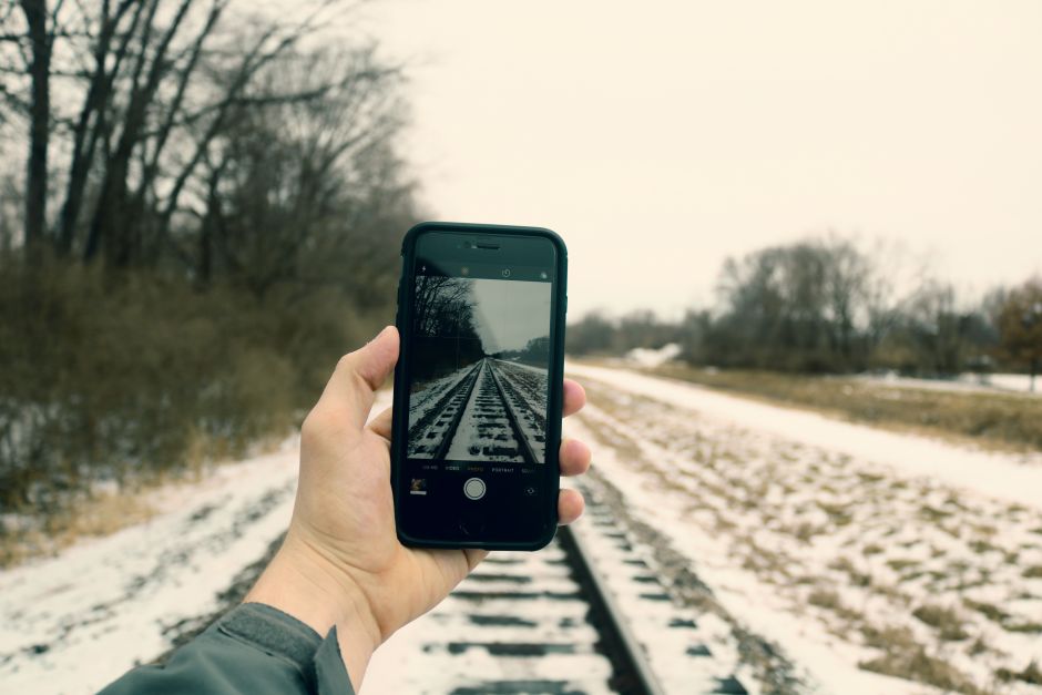 Handy in Hand, Schnee und Wald im Hintergrund