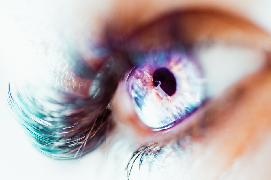 Auge mit schwarzen Wimpern