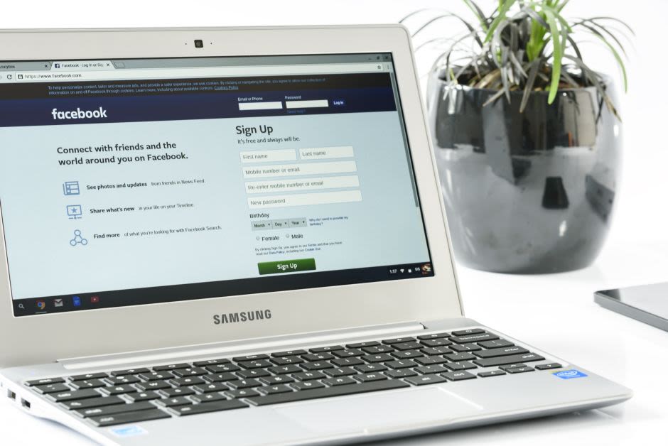 Laptop steht auf Tisch