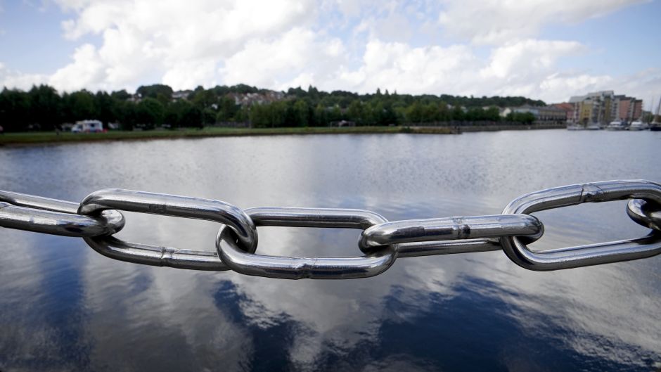 Metallkette vor einem See