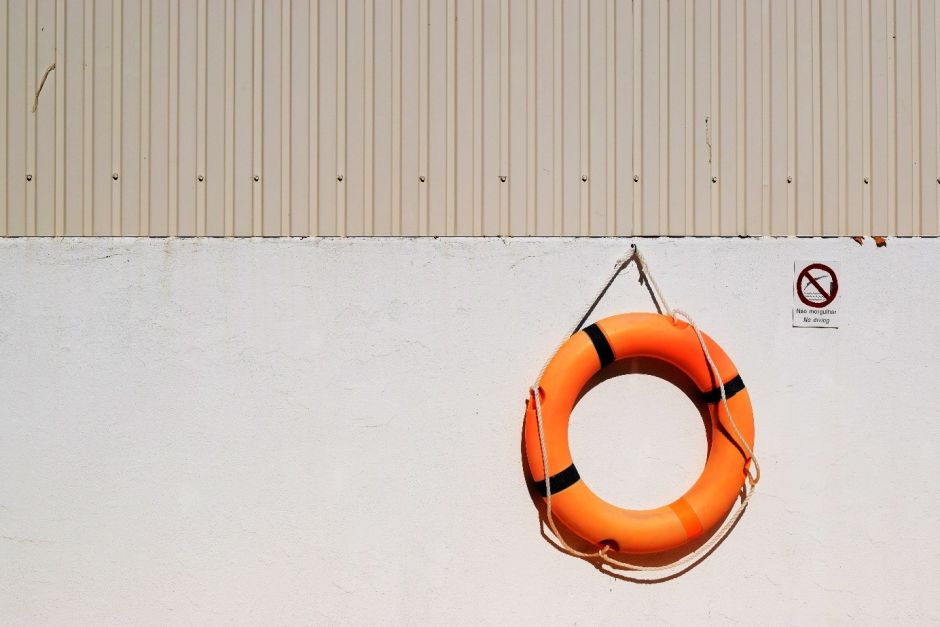 Salvagente appeso a un muro