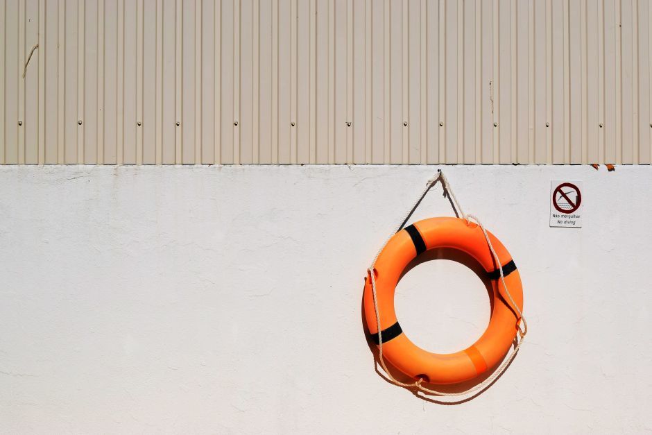 Schwimmreifen hängt an einer weißen Wand