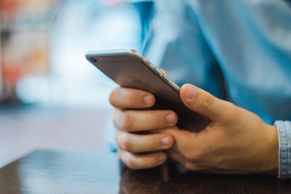 zwei Hände halten ein Handy