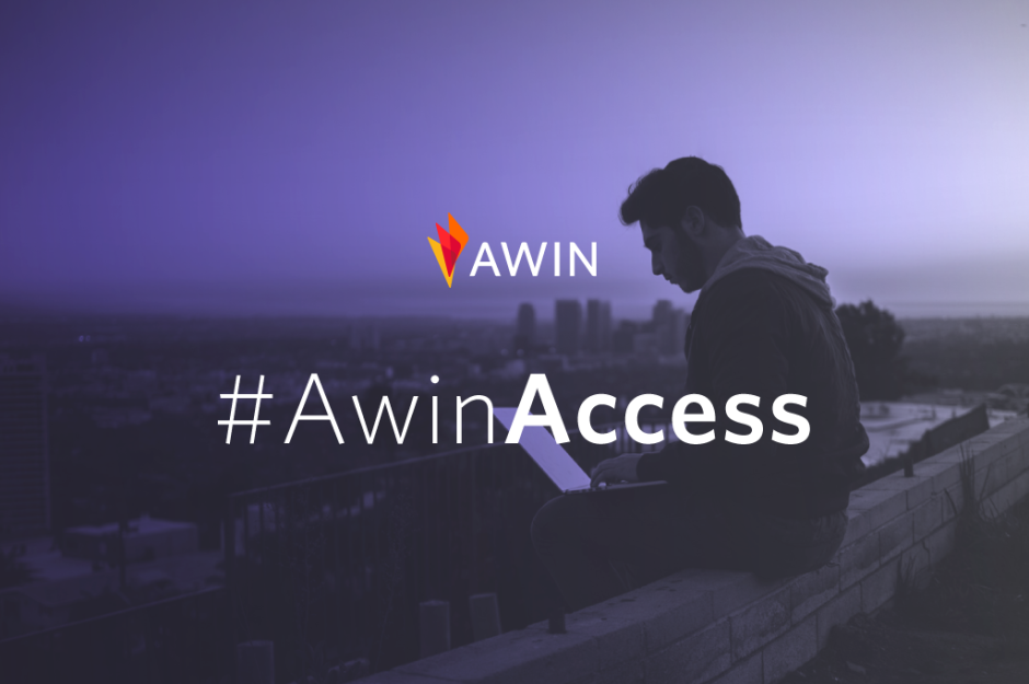 Ragazzo seduto al pc con la scritta Awin Access