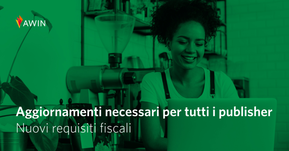 Ragazza sorridente su sfondo verde