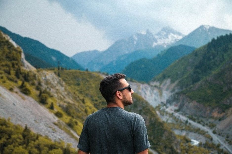 Uomo che guarda verso l'orizzonte