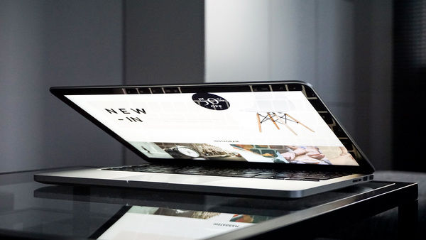 Laptop auf Tisch