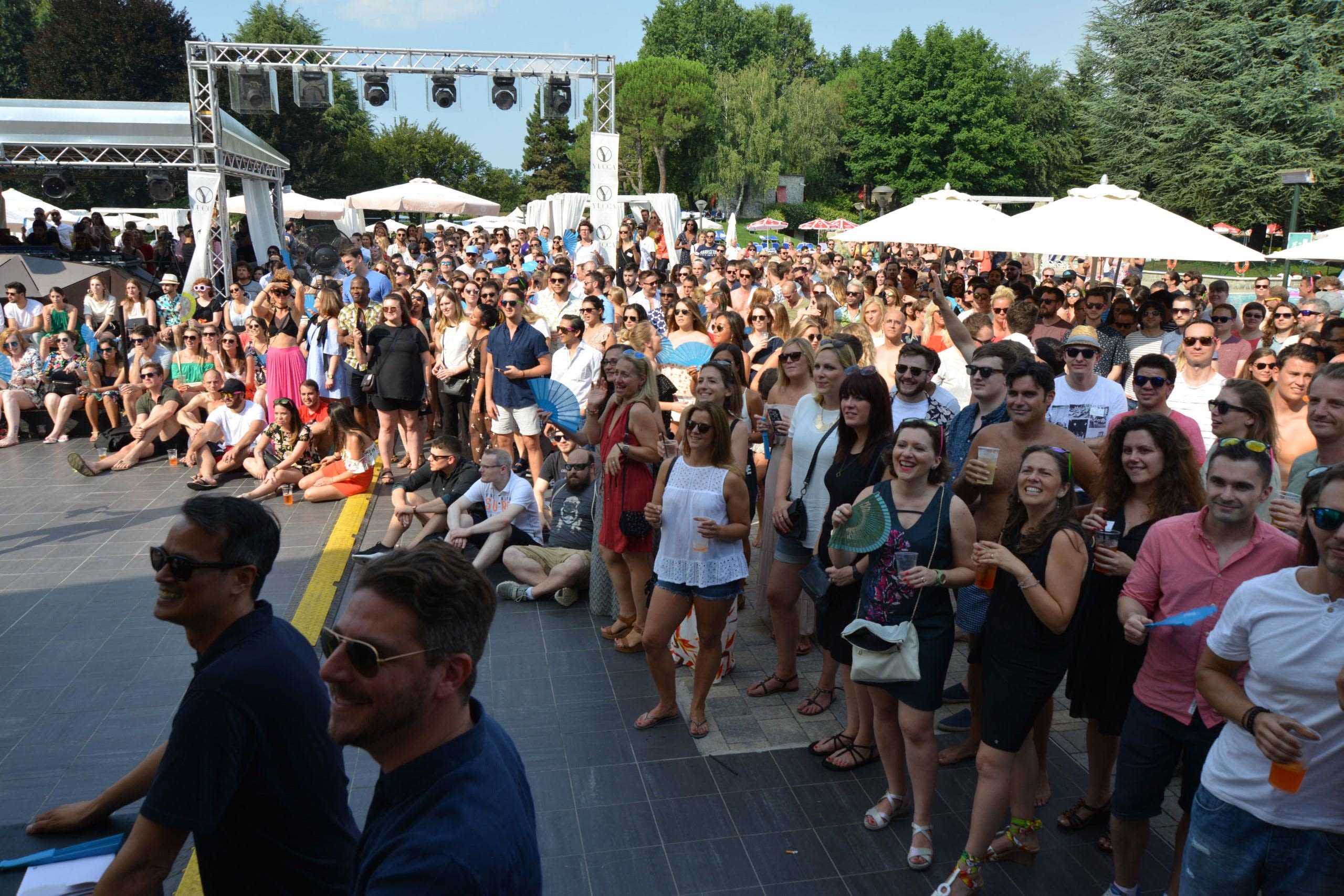 Foto di gruppo durante la festa aziendale estiva