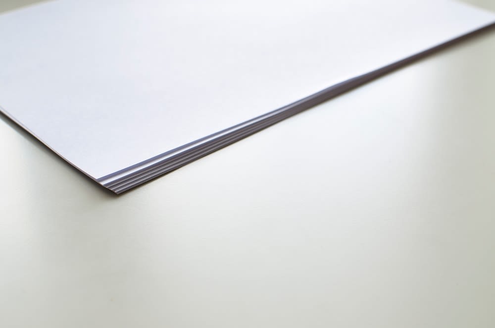 Papier auf Tisch
