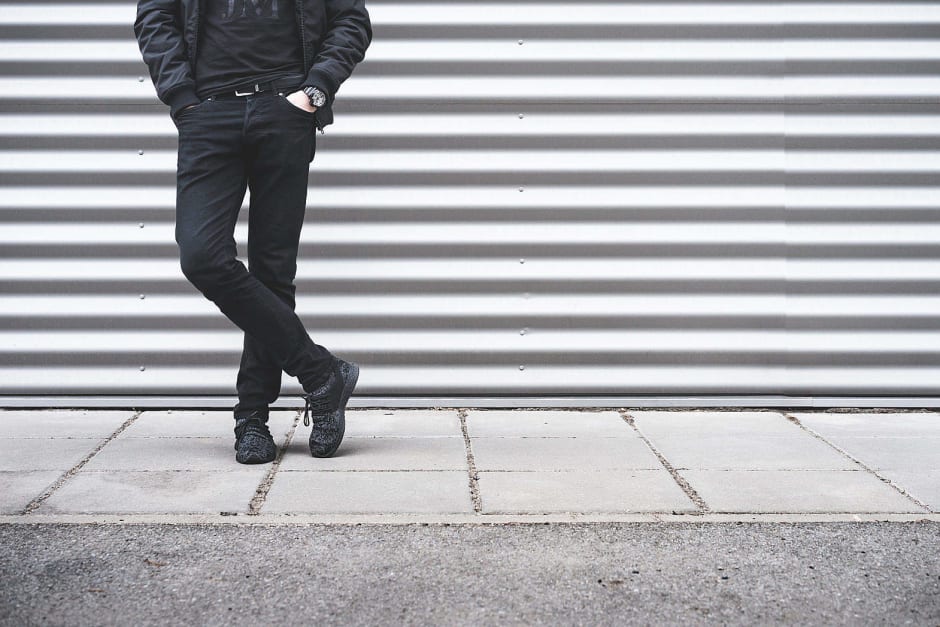 Foto di uomo senza volto in piedi su sfondo a righe