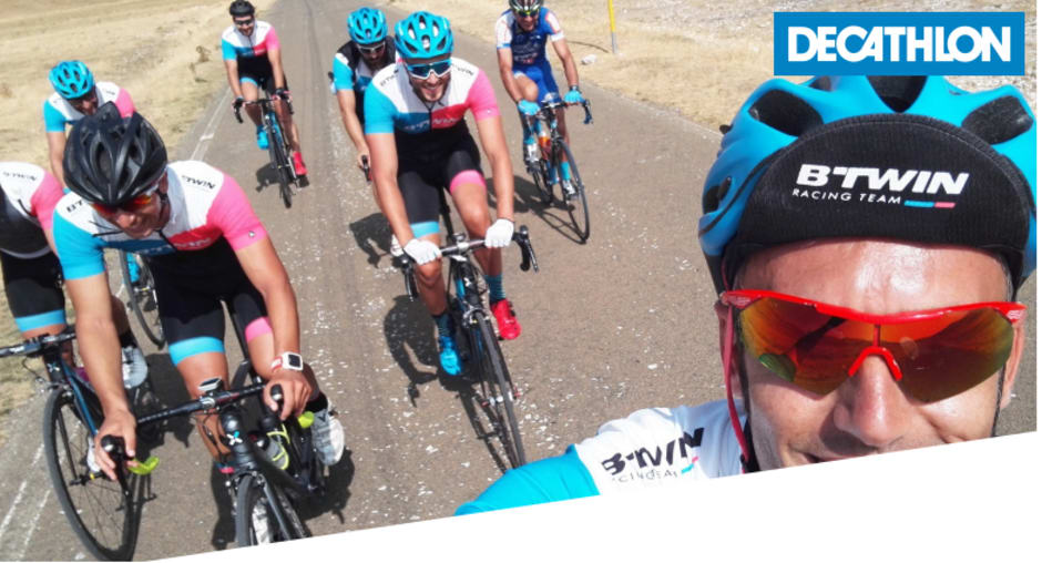 Ciclisti vestiti ed equipaggiati da Decathlon