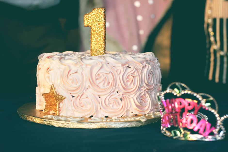 Torte mit einer goldenen Eins als Kerze