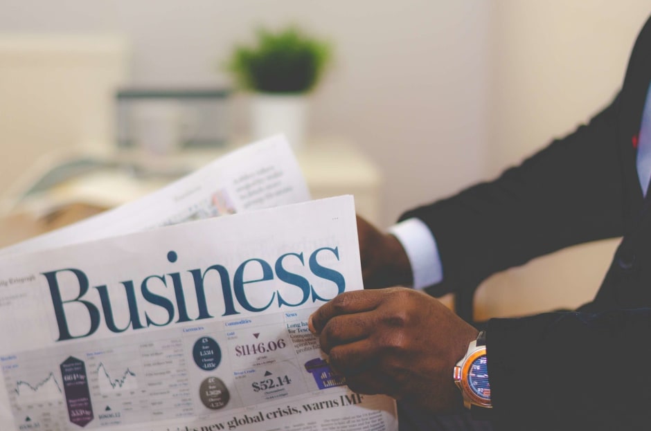 persona che ha in mano un giornale di business