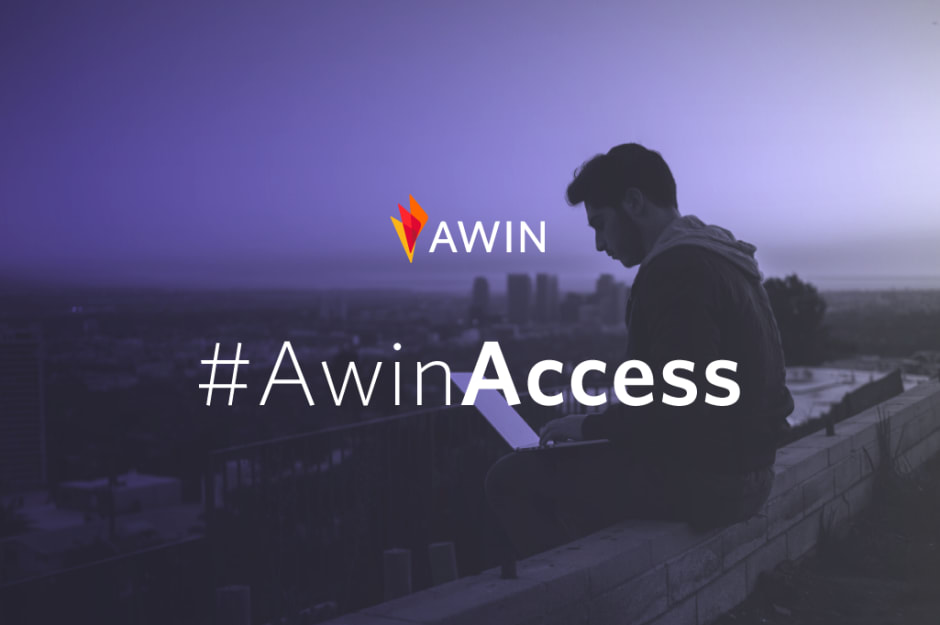 Garçon assis à l'ordinateur avec les mots "Awin Access