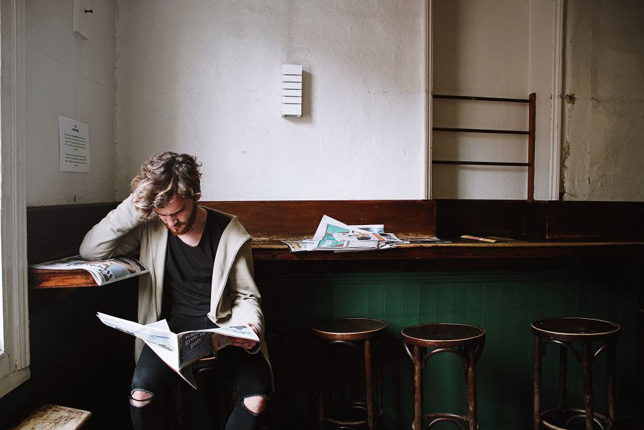 ragazzo che legge un giornale