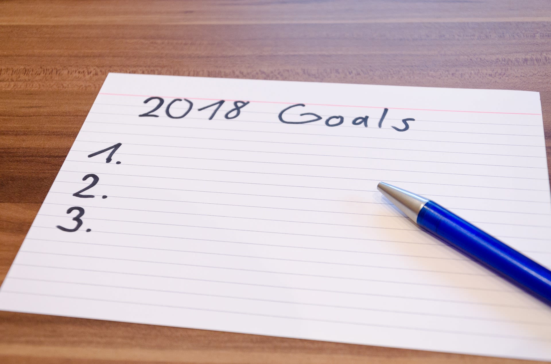 Foglio e penna pronti a scrivere i buoni propositi 2018