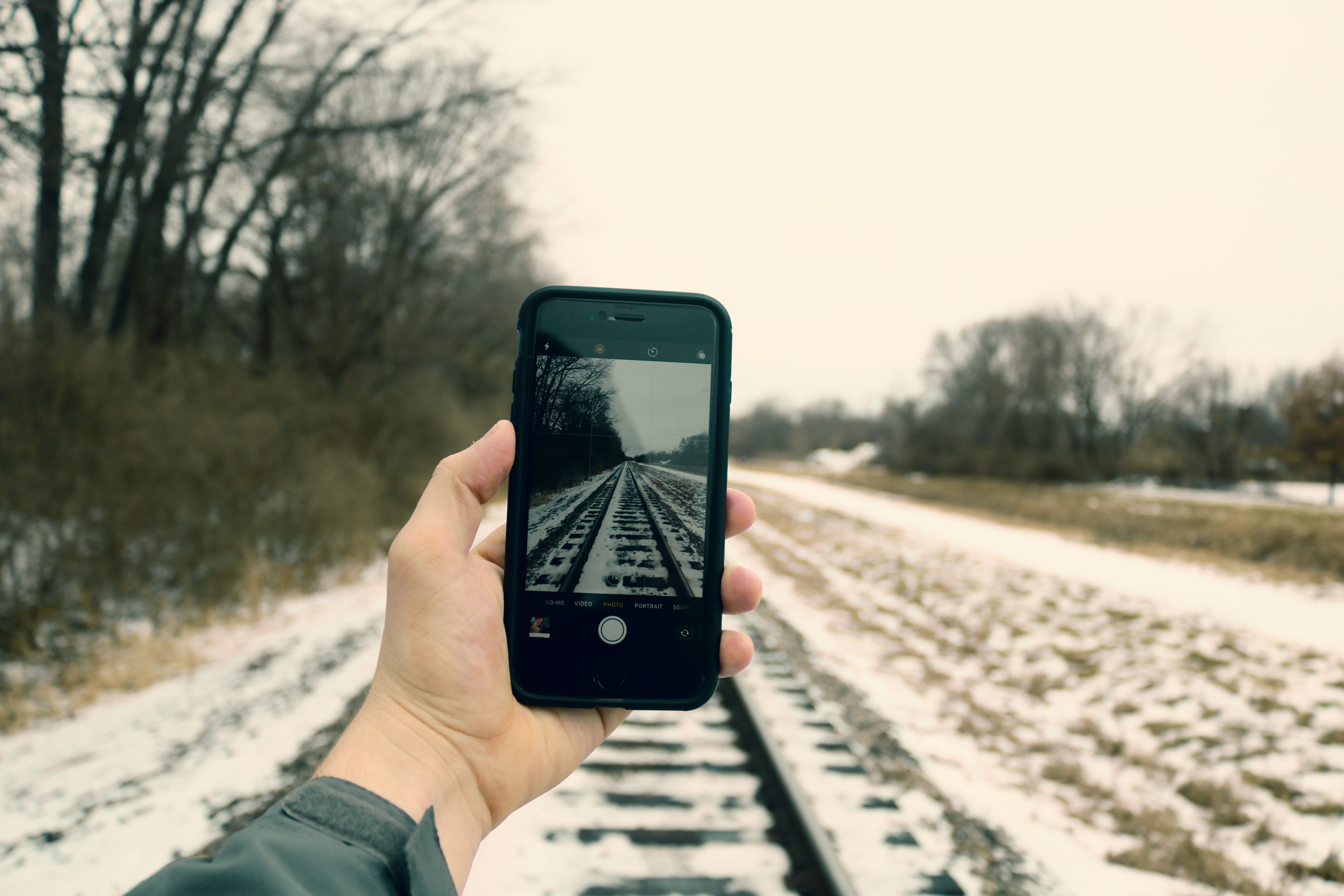 Handy in Hand vor Winterlandschaft