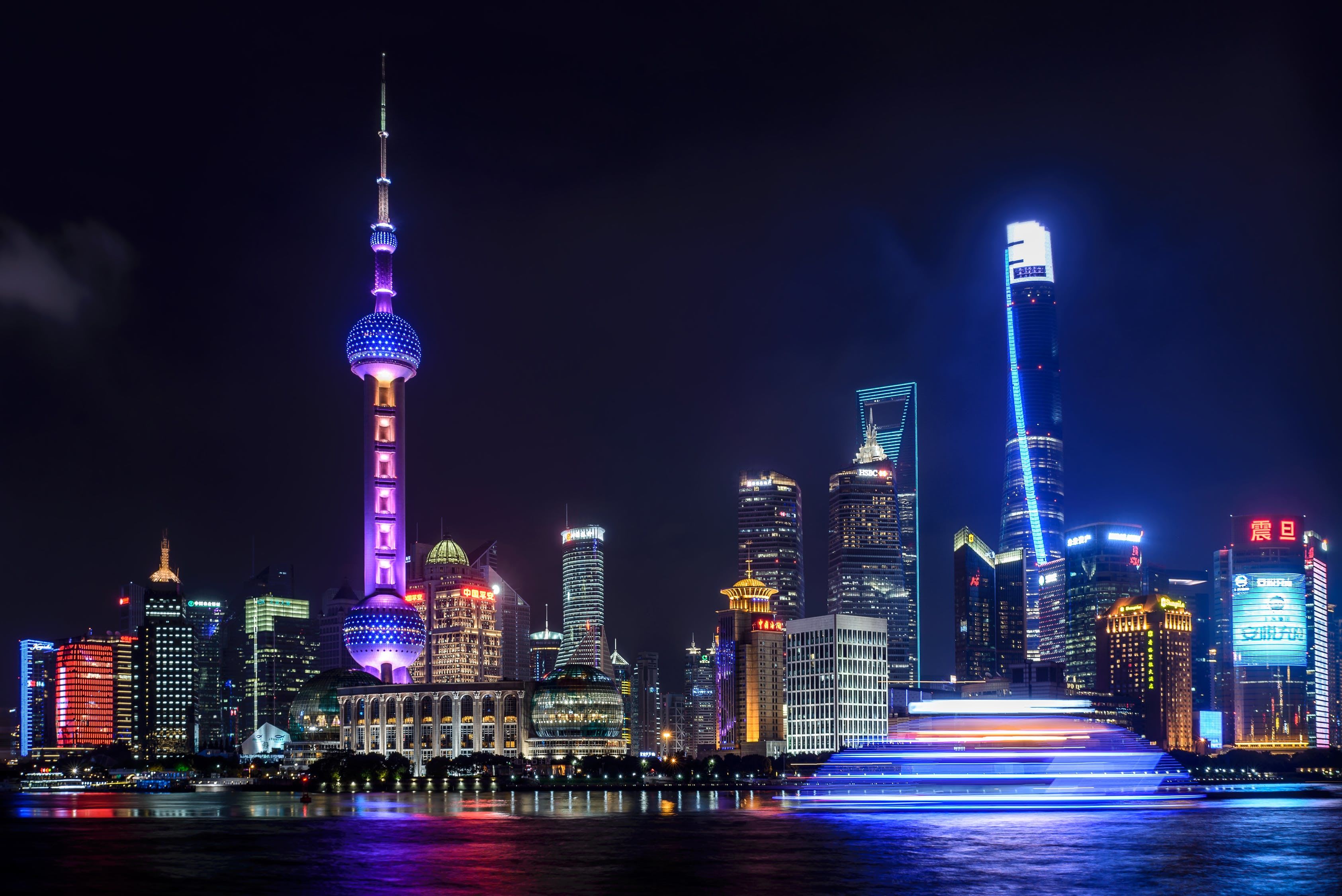 Shangai illuminata di notte