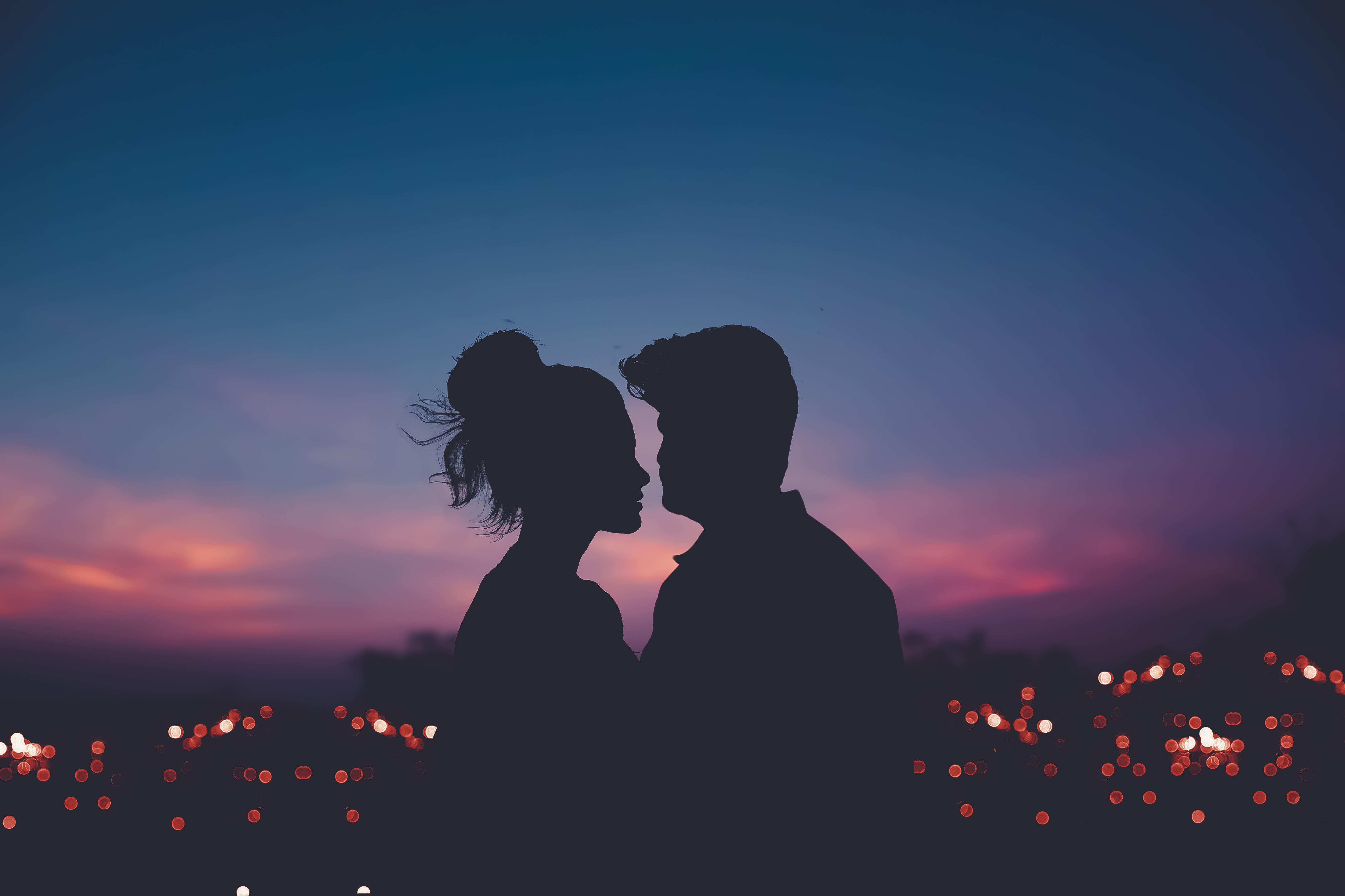 Romantica coppia al tramonto