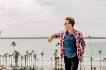 Ragazzo che guarda l'orizzonte a Los Angeles